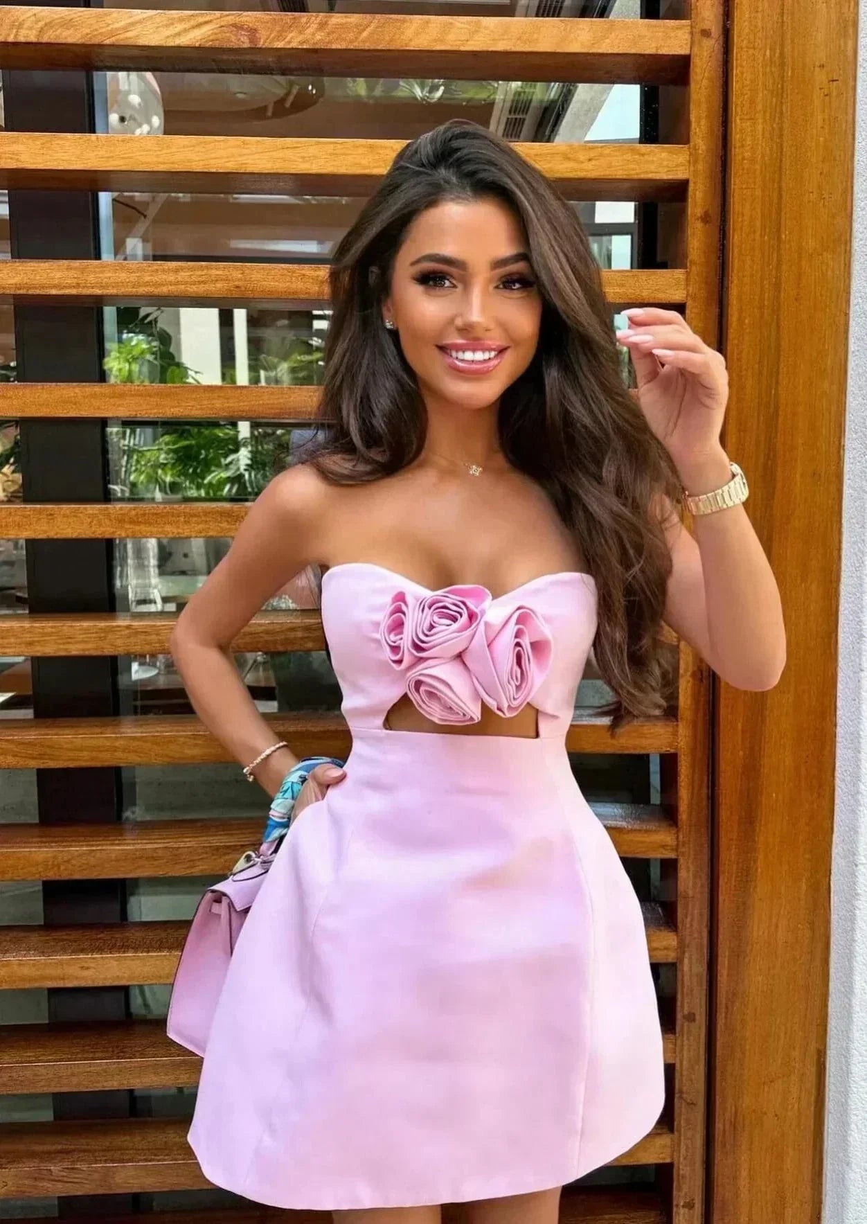 Robe courte florale avec bustier découpé, tissu léger et motifs de fleurs, idéale pour les soirées d'été.