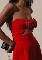 Robe courte florale en coton avec bustier découpé, motifs de fleurs pour soirées d'été, coupe légère et fluide.