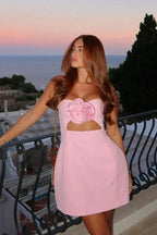 Robe courte à fleurs, en tissu léger, avec un bustier découpé et des détails floraux pour soirées d'été.