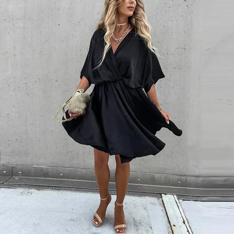 Robe courte fluide en viscose, col V, cache-cœur, manches courtes, coupe ample idéale pour les journées d'été à la plage.