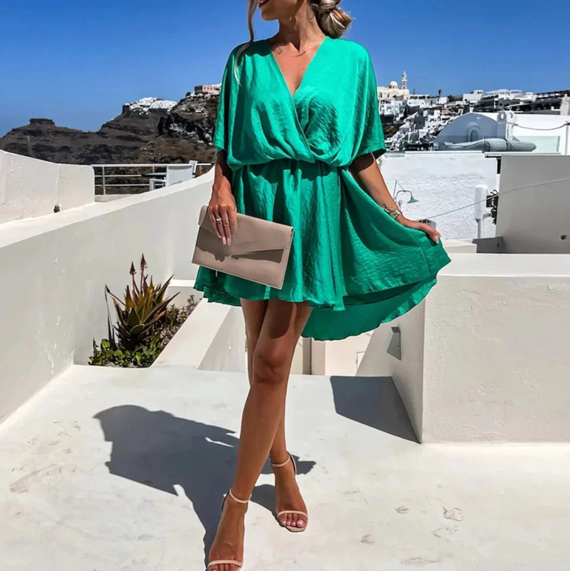 Robe courte fluide en tissu léger, col V, cache-cœur, manches courtes, idéale pour l'été et les journées à la plage.