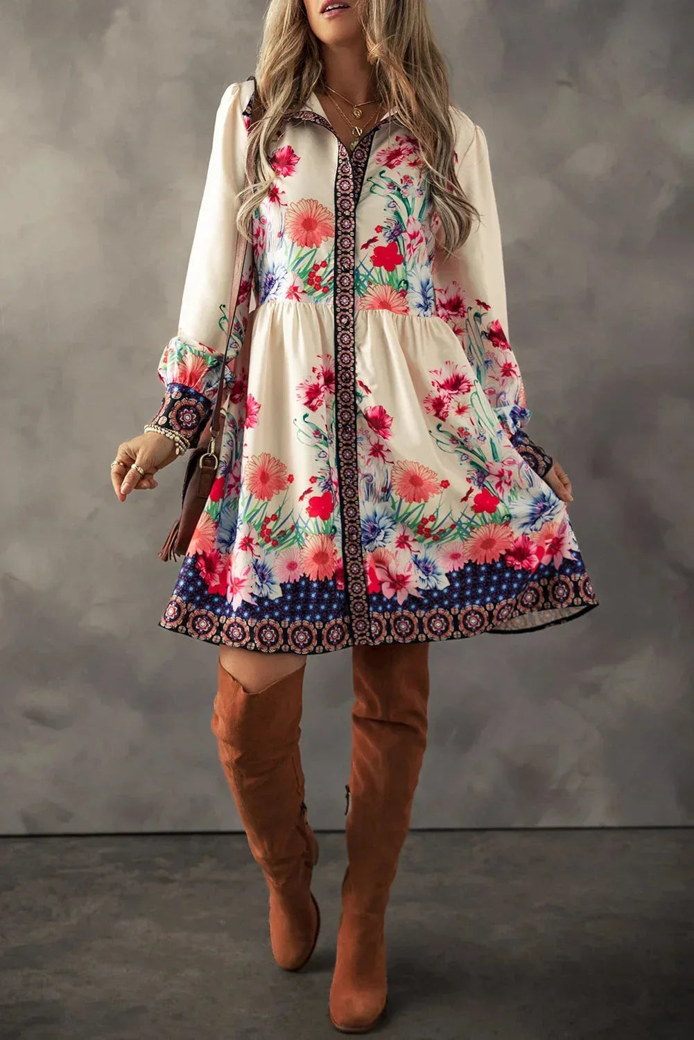 Robe courte fluide à motifs floraux multicolores, manches longues, en tissu léger idéal pour l'été.