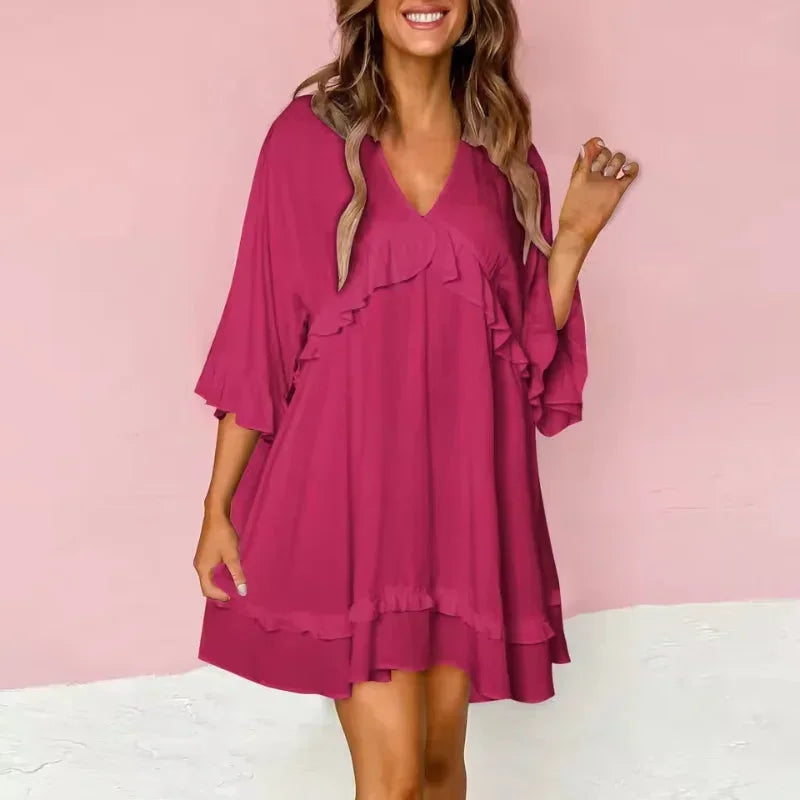 Robe courte fluide à volants, col V, manches larges, en viscose légère, idéale pour un look décontracté. Disponible en…