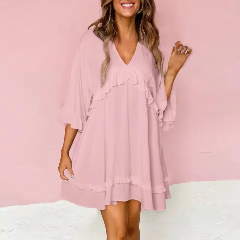 Robe courte fluide à volants, col V et manches larges, en tissu léger, idéale pour les journées d'été. Plusieurs couleurs…