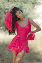 Robe courte fluide avec volants, manches longues, tissu léger imprimé coloré, idéale pour les soirées d'été.