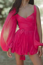 Robe courte fluide à volants, manches longues, tissu léger, imprimée colorée, parfaite pour les soirées d'été.