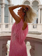 Robe sans manches à franges scintillantes, en matière légère pour un mouvement fluide lors des soirées.