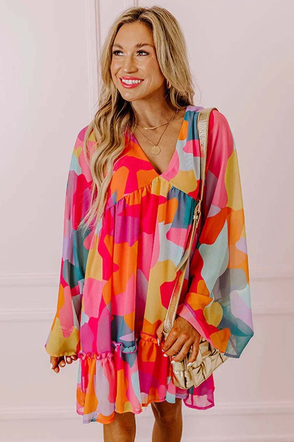 Robe courte colorée à décolleté en V, manches longues, en tissu léger, parfaite pour les journées d'été à la plage.