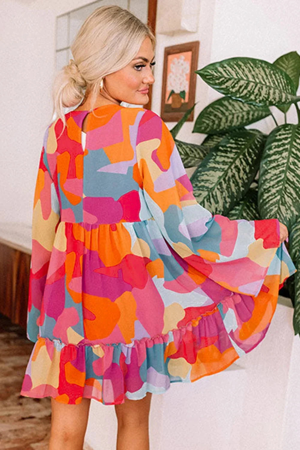 Robe courte colorée à décolleté en V, manches longues, en coton léger, parfaite pour l'été et les journées à la plage.
