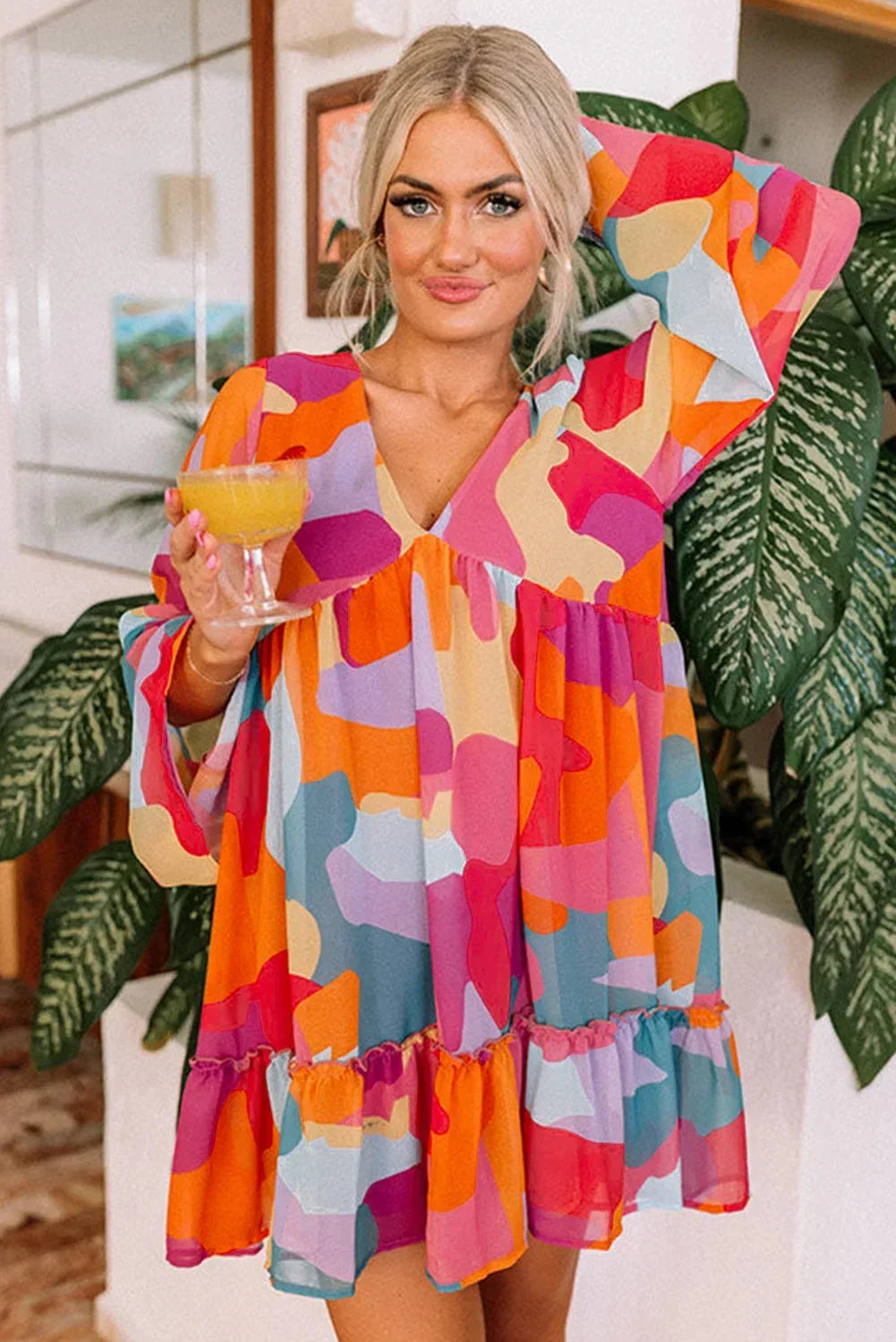 Robe courte colorée à imprimé, décolletée en V, manches longues, parfaite pour l'été et les journées à la plage.