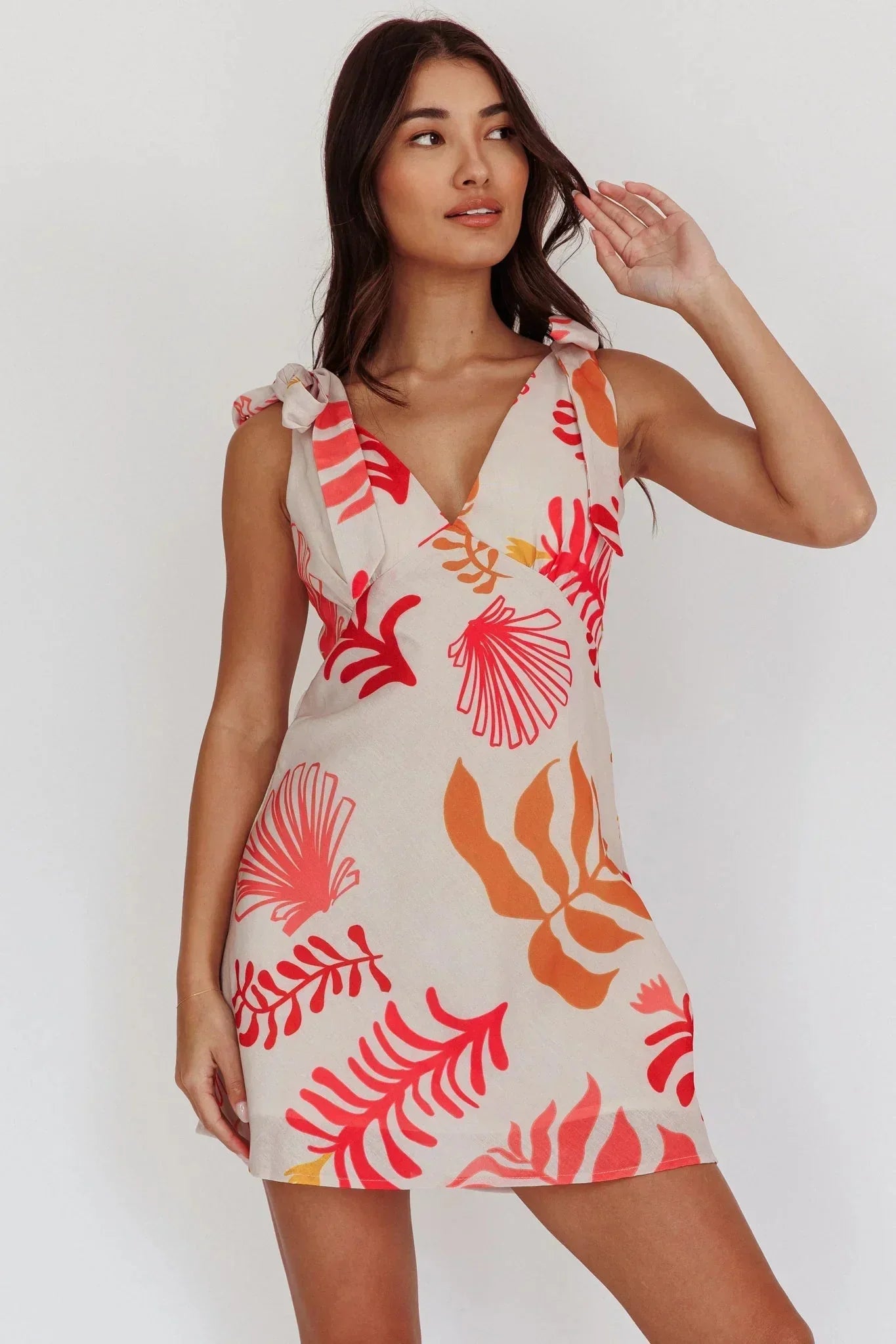 Robe courte à fleurs rouges, col V avec nœuds aux épaules, légère et idéale pour les vacances d'été.