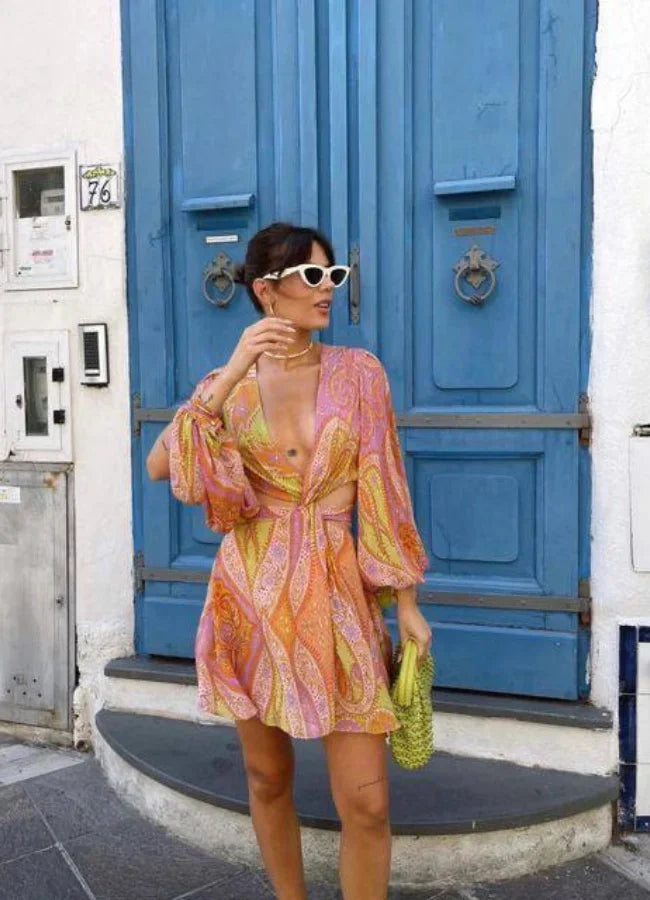 Robe courte rose et jaune à col V, manches longues, fluide et légère, idéale pour l'été et les journées à la plage.