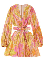 Robe courte rose et jaune avec col V, manches longues, coupe portefeuille fluide, idéale pour les journées d'été à la plage.