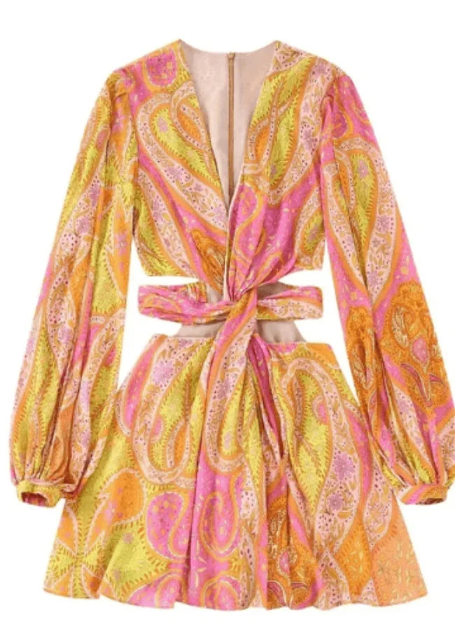 Robe courte rose et jaune avec col V, manches longues, coupe portefeuille fluide, idéale pour les journées d'été à la plage.