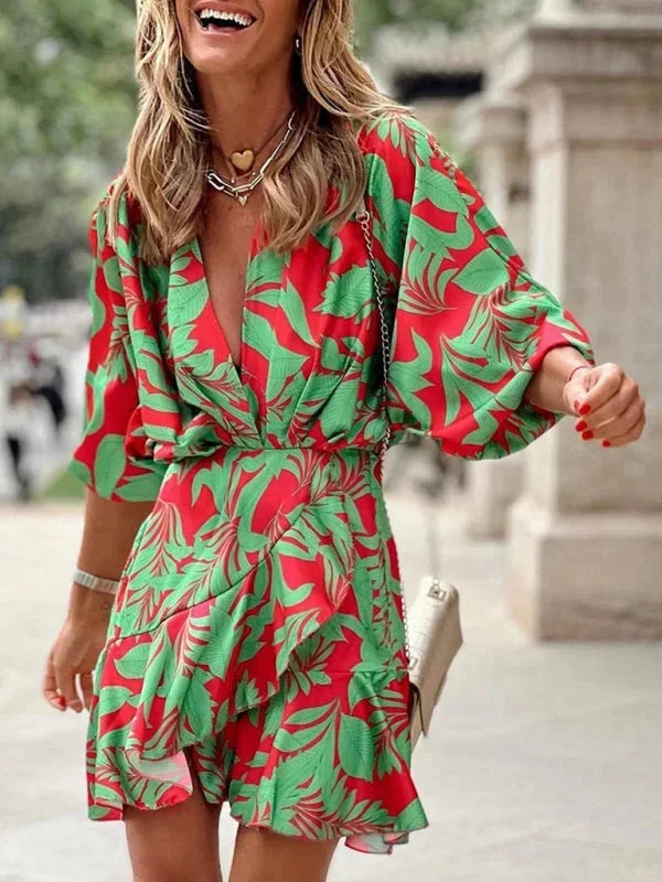 Robe courte rouge à imprimé tropical, en tissu léger, avec manches évasées, idéale pour l'été et les vacances à la plage.