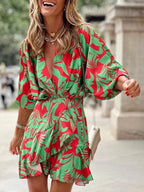 Robe courte rouge à imprimé tropical, en tissu léger, avec manches évasées, idéale pour l'été et les vacances à la plage.