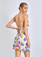 Robe courte à bretelles avec imprimé vif, en tissu scintillant ajusté, idéale pour les soirées et événements spéciaux.