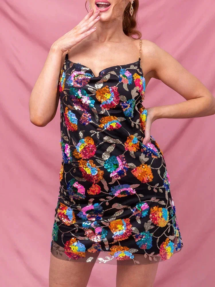 Robe courte à bretelles, tissu scintillant, imprimerie vive, coupe ajustée parfaite pour des soirées festives.