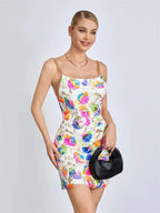 Robe courte à bretelles avec imprimé coloré, tissu scintillant ajusté, parfaite pour des soirées animées.