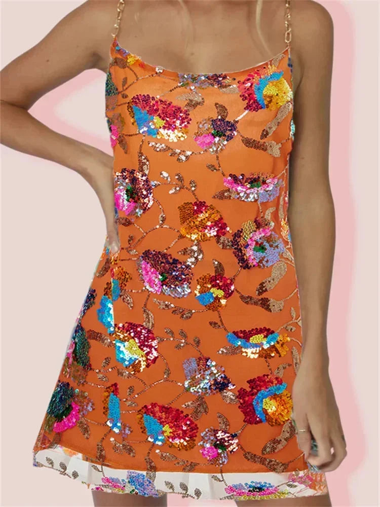 Robe courte à bretelles, tissu scintillant, imprimé vif, design ajusté parfait pour les soirées.