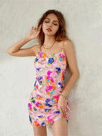 Robe courte à bretelles en tissu scintillant ajusté, avec imprimé coloré, idéale pour les soirées.