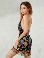 Robe courte à bretelles avec imprimé vibrant, en tissu scintillant ajusté, parfaite pour des soirées.