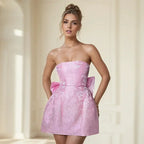 Robe courte en jacquard, dos nu, grand nœud décoratif, sans bretelles, parfaite pour un look élégant et décontracté.