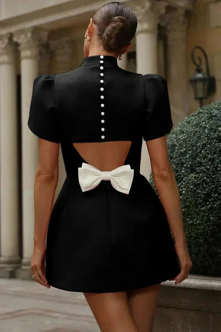 Robe courte en tissu uni avec manches à volants, idéale pour soirées ou cocktails, élégante et féminine.