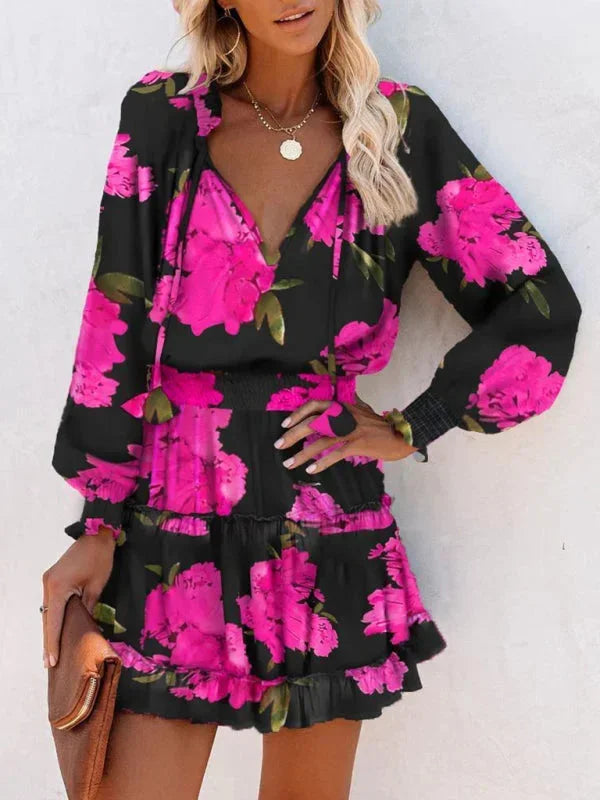 Robe courte léopard à volants, col V et manches longues, en tissu fluide, idéale pour les soirées. Imprimé animalier chic.