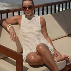 Robe sans manches en maille ivoire, légère et décontractée, avec franges, idéale pour des journées d'été à la plage.