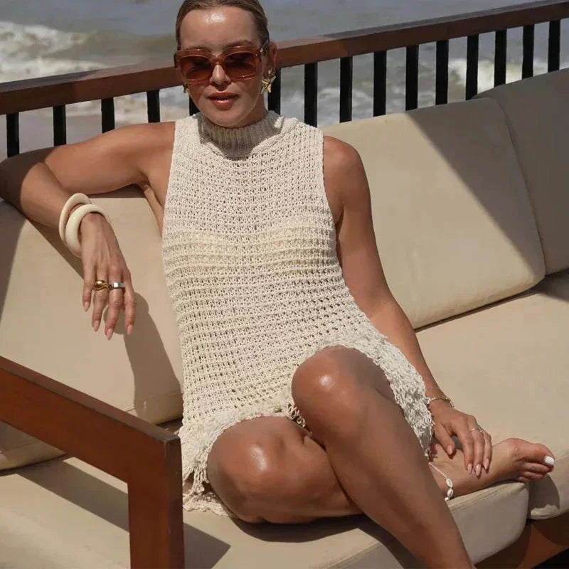Robe sans manches en maille ivoire, légère et décontractée, avec franges, idéale pour des journées d'été à la plage.