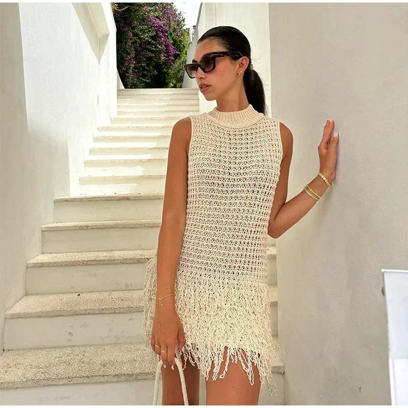 Robe courte en maille ivoire sans manches, décontractée avec franges, idéale pour l'été à la plage.