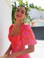 Robe courte rose à manches bouffantes, en coton léger, avec un imprimé floral et une encolure carrée ajustée pour un look…