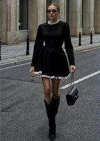 Robe courte à manches longues avec col orné, en tissu doux, idéale pour un look chic au quotidien en automne.