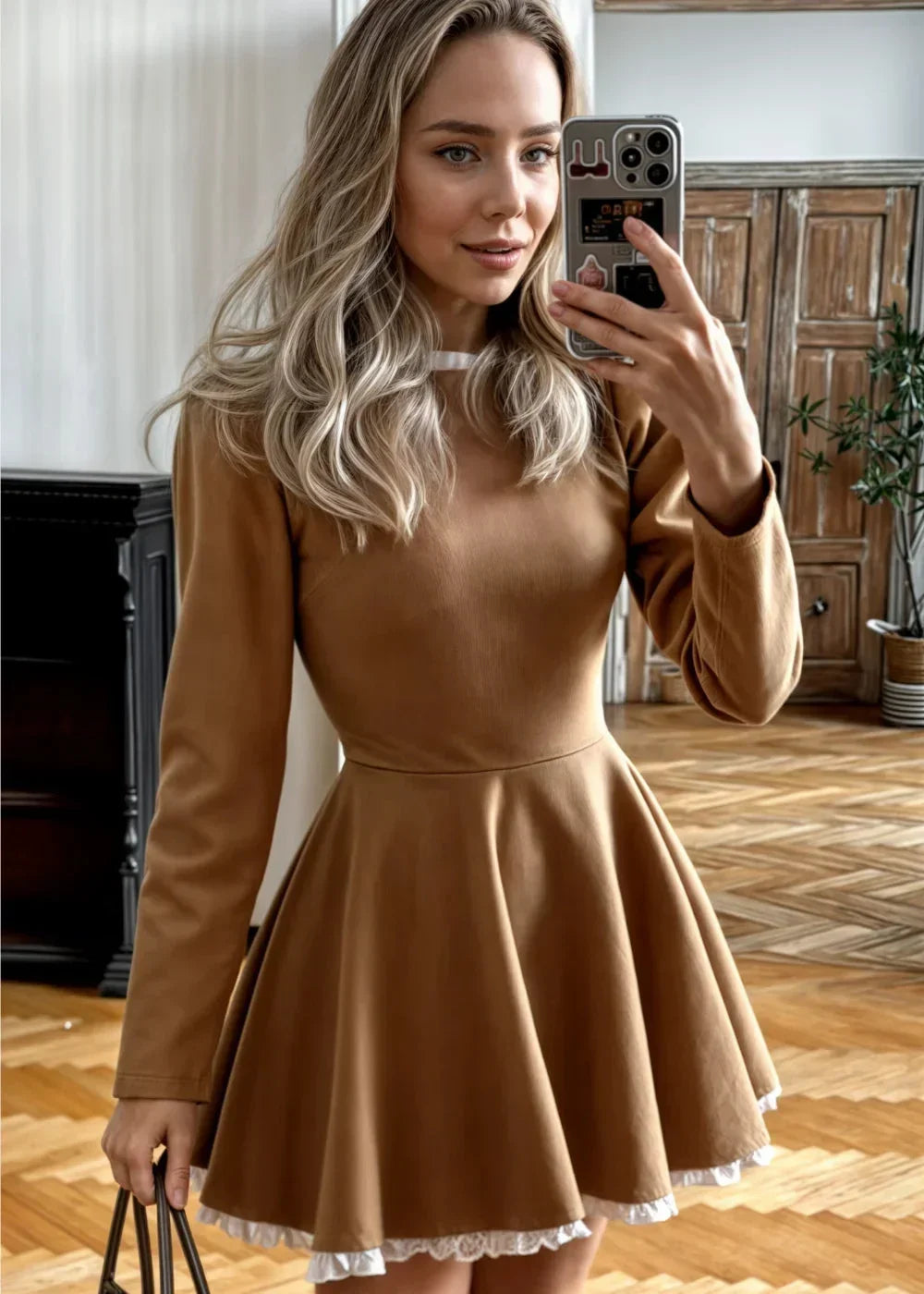 Robe courte à manches longues, col orné, tissu doux et léger, idéale pour un look chic en automne au quotidien.
