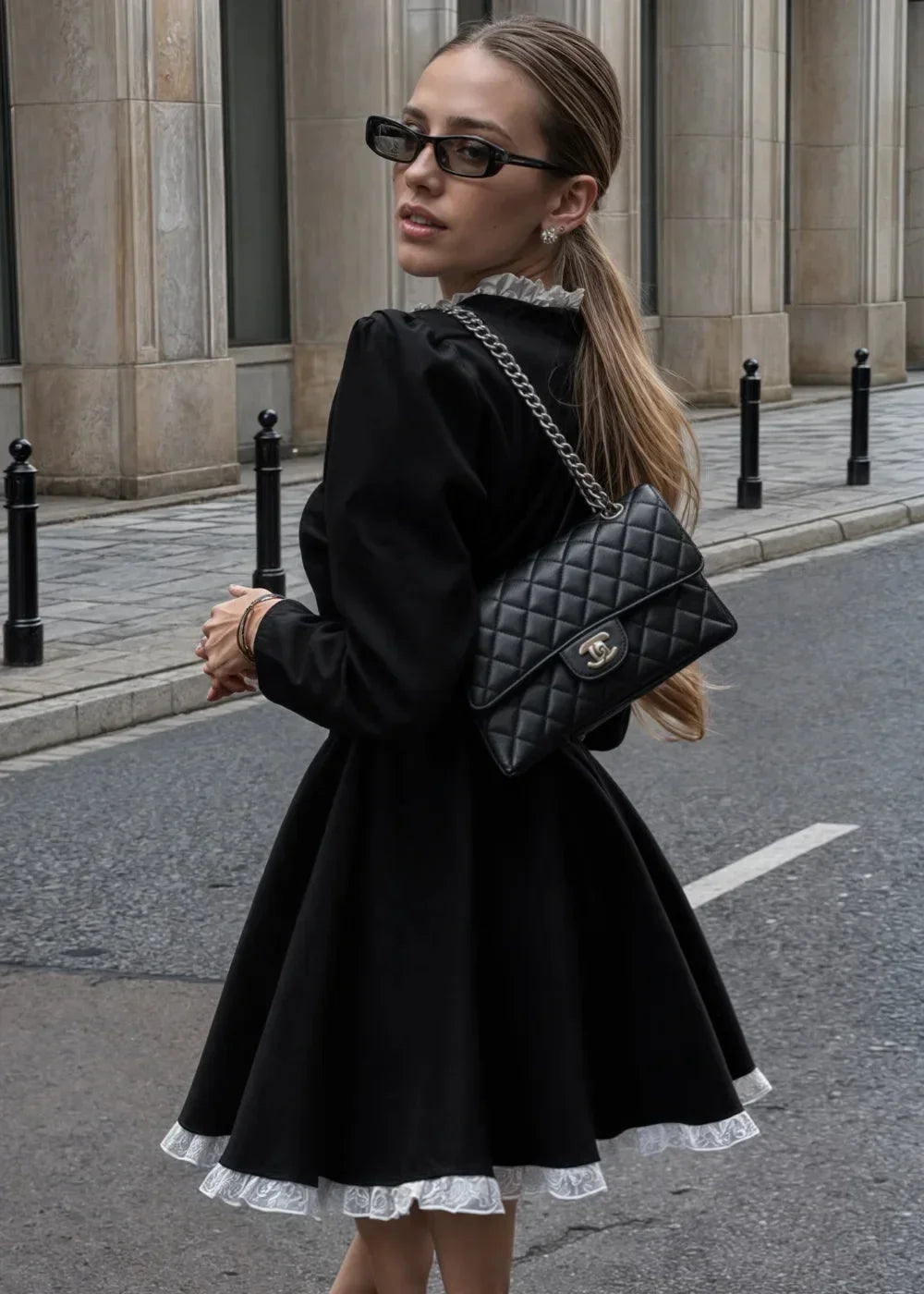 Robe courte à manches longues, col orné, en tissu doux, parfaite pour un look chic décontracté en automne.