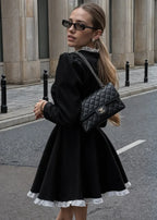 Robe courte à manches longues, col orné, en tissu doux, parfaite pour un look chic décontracté en automne.