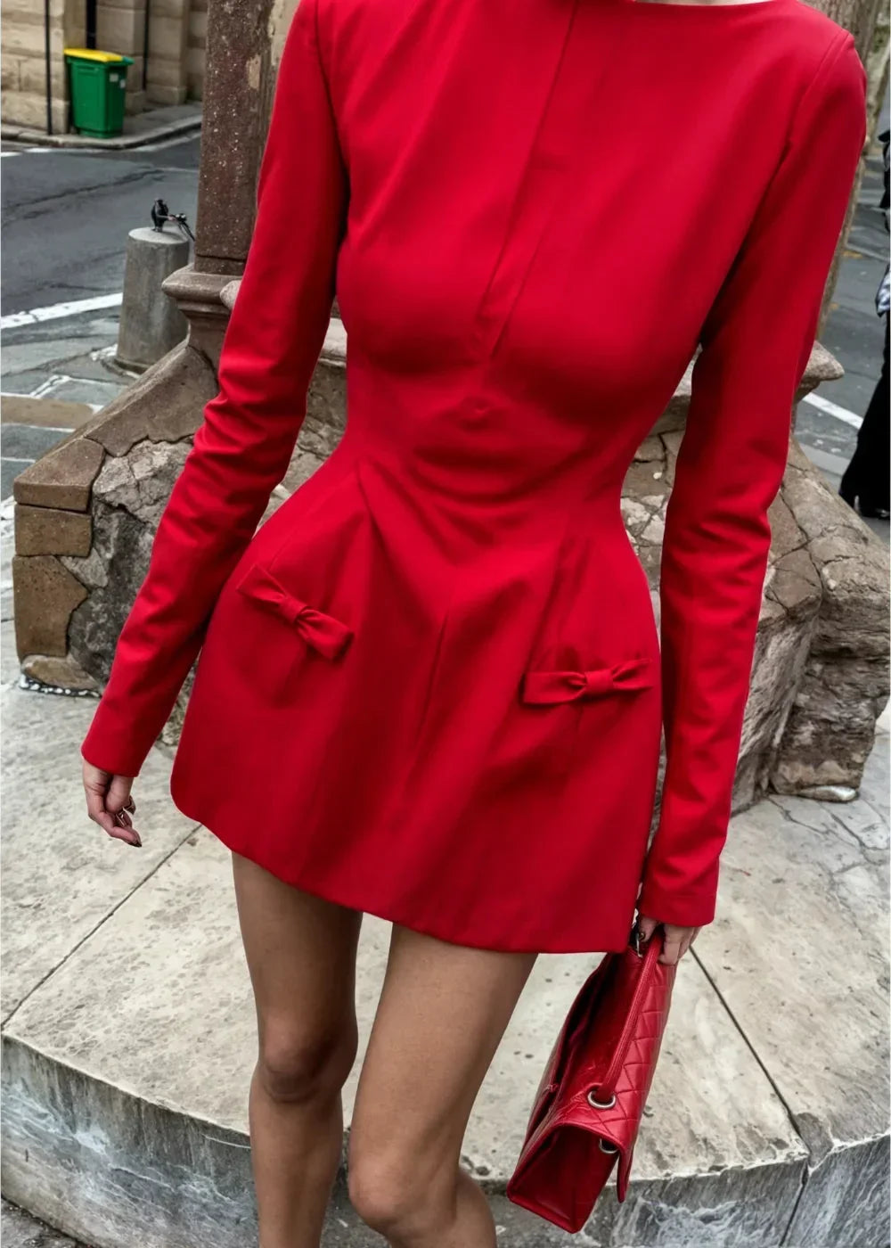 Robe courte à manches longues avec nœud et motifs colorés, fabriquée en tissu léger et fluide pour une soirée élégante.