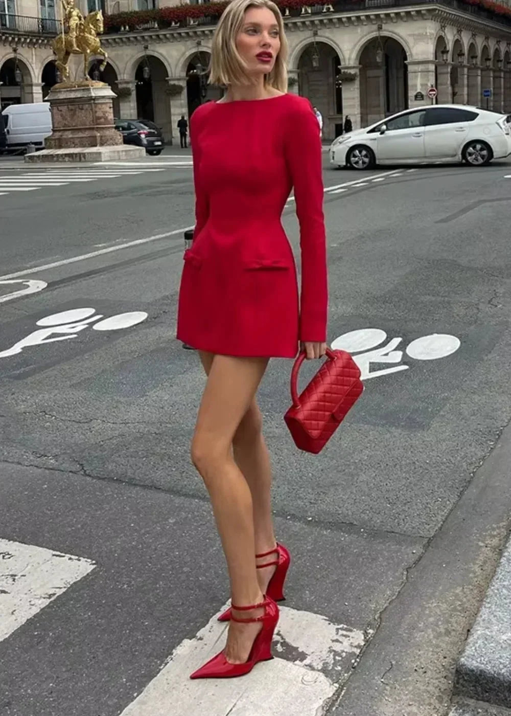 Robe courte à manches longues avec nœud, en tissu léger, disponible en plusieurs couleurs pour des occasions festives.