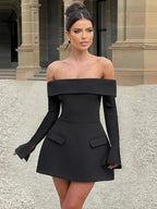 Robe courte à manches longues, épaules dénudées, en tissu léger, avec poches pratiques. Disponible en plusieurs coloris.