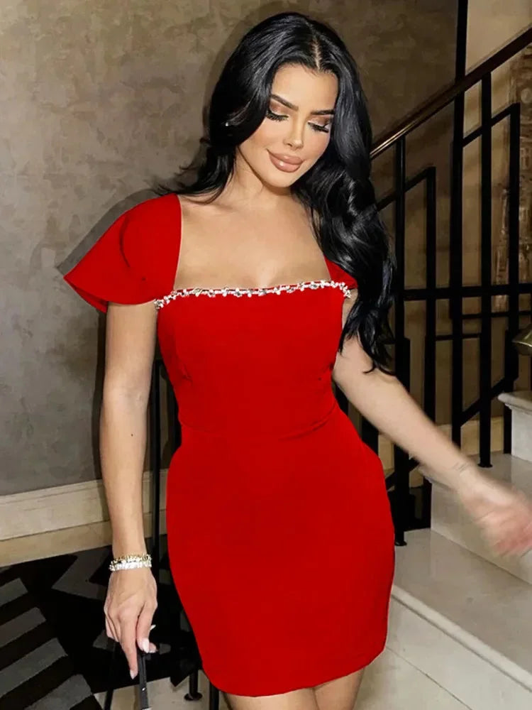 Robe courte à manches papillon, ornée de strass, en tissu doux, avec doublure ajustée, idéale pour soirées cocktail.