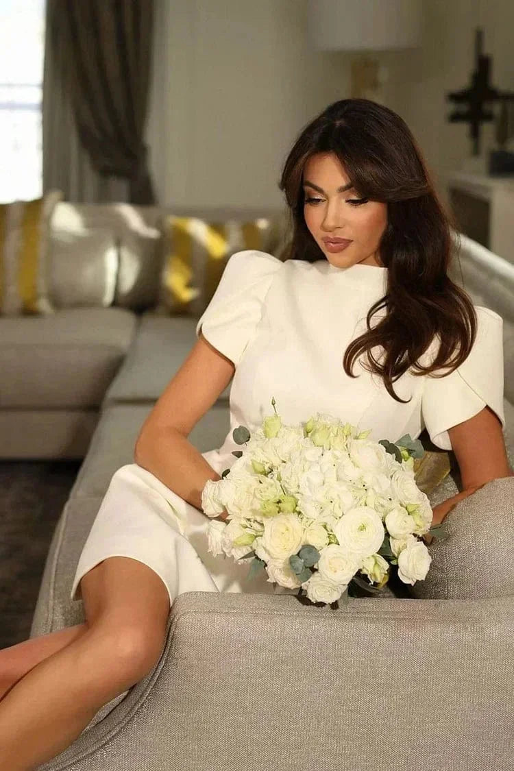 Robe courte à manches structurées, en tissu uni avec ruffles, silhouette ajustée, parfaite pour les cocktails.