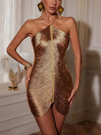 Robe courte métallique asymétrique avec fermeture éclair au dos, idéale pour soirées, disponible en plusieurs couleurs.