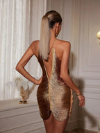 Robe courte en matériau métallique, design asymétrique avec fermeture éclair au dos, idéale pour les soirées en club.