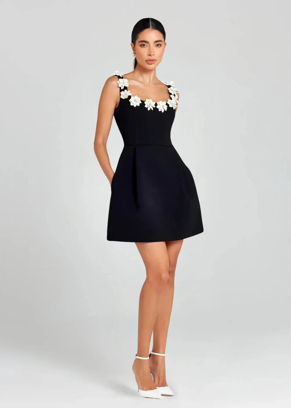 Robe courte noire sans manches, brodée de fleurs blanches, en tissu léger pour une soirée élégante, parfaite pour un look…