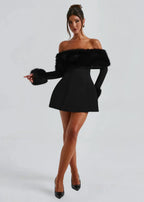 Robe courte noire à épaules dénudées, fabriquée en tissu doux, avec accents en fourrure pour une allure unique lors des…