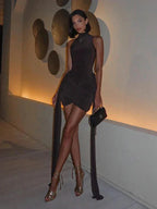 Robe courte noire sans manches, col montant, en tissu doux, coupe ajustée avec une finition élégante pour les soirées.