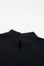 Robe courte noire à volants, manches courtes, coupe trapèze, légère en tissu fluide, parfaite pour les sorties en soirée.