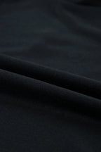 Robe courte noire en polyester avec volants, manches courtes et coupe trapèze, idéale pour des soirées décontractées.