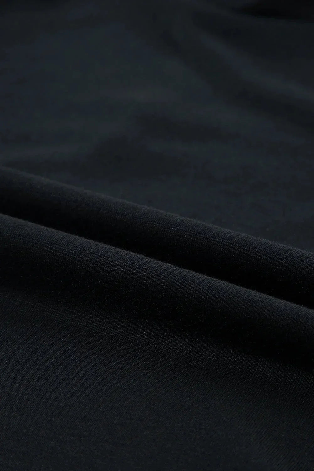 Robe courte noire en polyester avec volants, manches courtes et coupe trapèze, idéale pour des soirées décontractées.